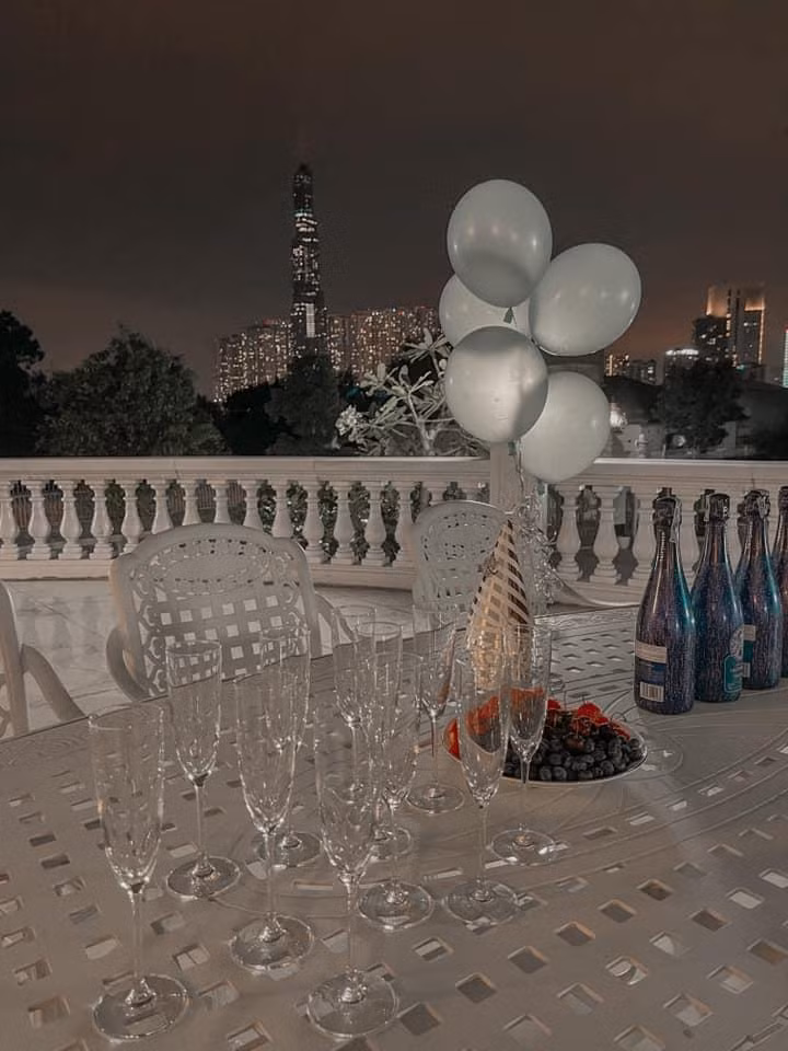 Từ khu vực ban công hình bán nguyệt có thể ngắm được những không gian đẹp bậc nhất Sài Gòn.