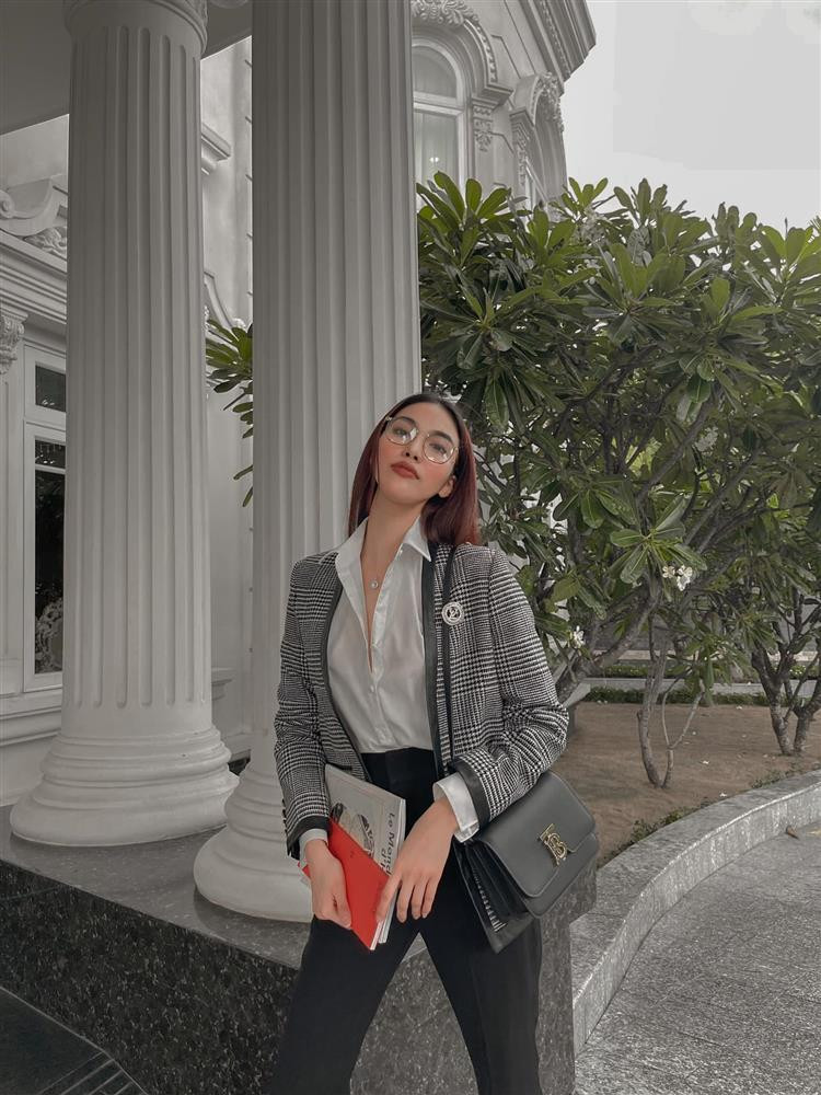 Những trụ cột trắng tối giản hoa văn mang đậm phong cách tân cổ điển.