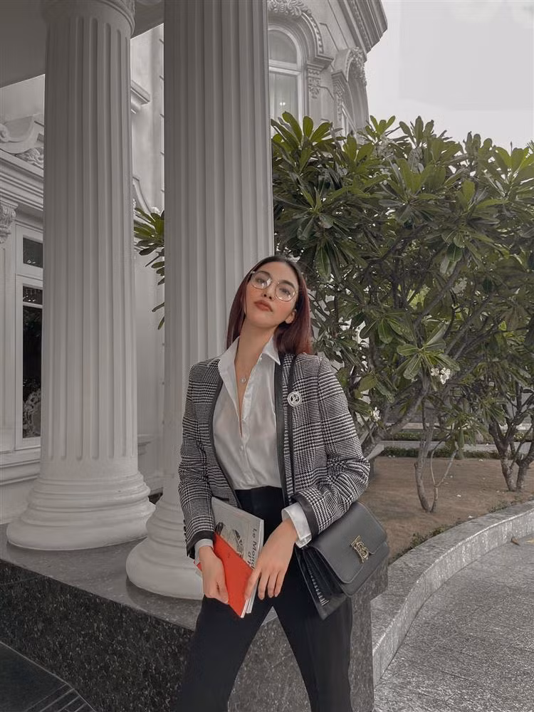 Những trụ cột trắng tối giản hoa văn mang đậm phong cách tân cổ điển.