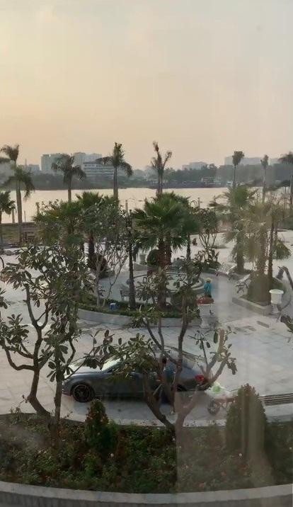 Ngôi nhà có khoảng sân rất rộng, phía trước ban công là dòng sông thơ mộng.