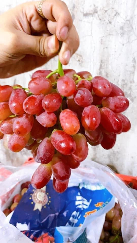 Cô Lan cũng khẳng định, đây là nho Trung Quốc, không phải nho Úc hay nho Mỹ. Khi rao bán, cô chỉ nói là nho ruby. Nếu khách mua hàng muốn hỏi xuất xứ rõ ràng thì anh mới nói là “nho Trung Quốc”. Nguồn ảnh: Facebook