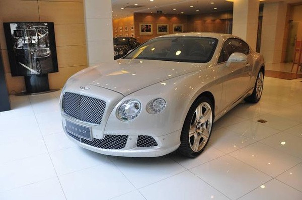 Vì mê đặc biệt với Bentley mà nhiều người quen biết gọi Phùng Bình với cái tên thân thiết hơn là "chị gái Bentley".