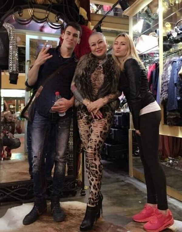 Một lần đi mua sắm ở trung tâm thương mại, Phùng Bình có thể vung ra đến hàng trăm nghìn tệ mà không cần suy nghĩ.