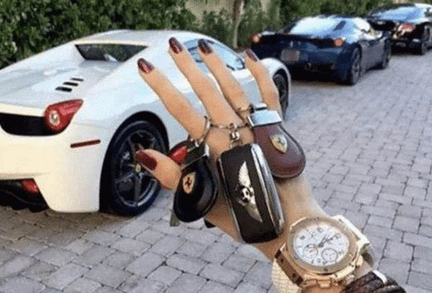 Trong các video được nữ đại gia đăng tải đều có nội dung khoe khoang sự giàu có và lối sống tự do, phóng khoáng.