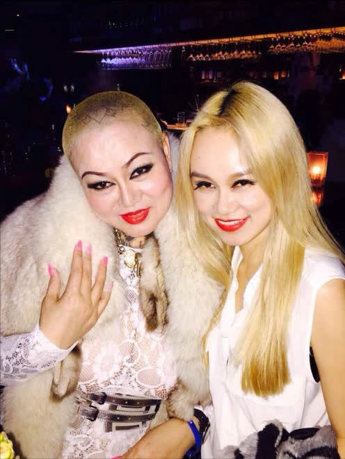 Giàu có là thế nhưng Phùng Bình lại độc thân suốt hơn 40 năm nay. Phần do bận rộn làm ăn, cô không có thời gian lo nghĩ đến chuyện tình cảm. Phần vì vẻ bề ngoài gai góc mà không người đàn ông nào dám đến gần. Nguồn ảnh: Toutiao.