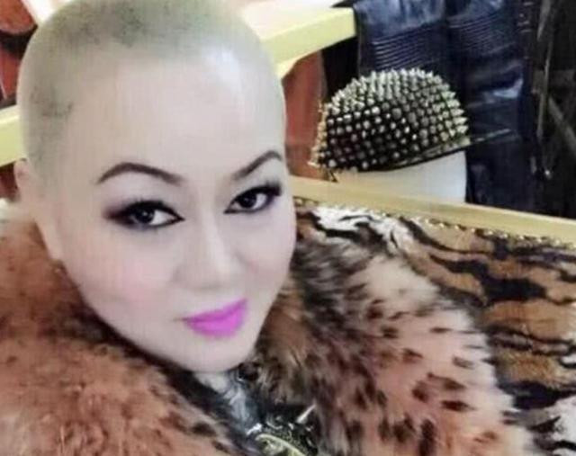 Ngay sau đó, thông tin về người phụ nữ giàu có này thu hút sự quan tâm của cộng đồng mạng. Theo một số nguồn tin, người phụ nữ siêu giàu có tên là Phùng Bình.