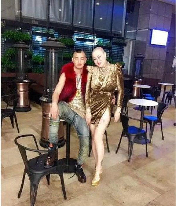 Không ai rõ công việc của nữ đại gia này, chỉ biết mọi người luôn gọi cô là người phụ nữ giàu có nhất Giang Tô, Chiết Giang và Thượng Hải.