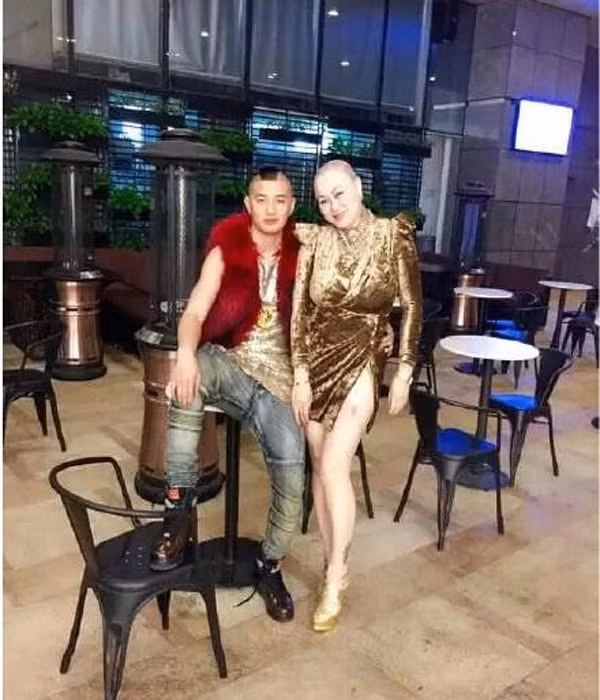 Không ai rõ công việc của nữ đại gia này, chỉ biết mọi người luôn gọi cô là người phụ nữ giàu có nhất Giang Tô, Chiết Giang và Thượng Hải.