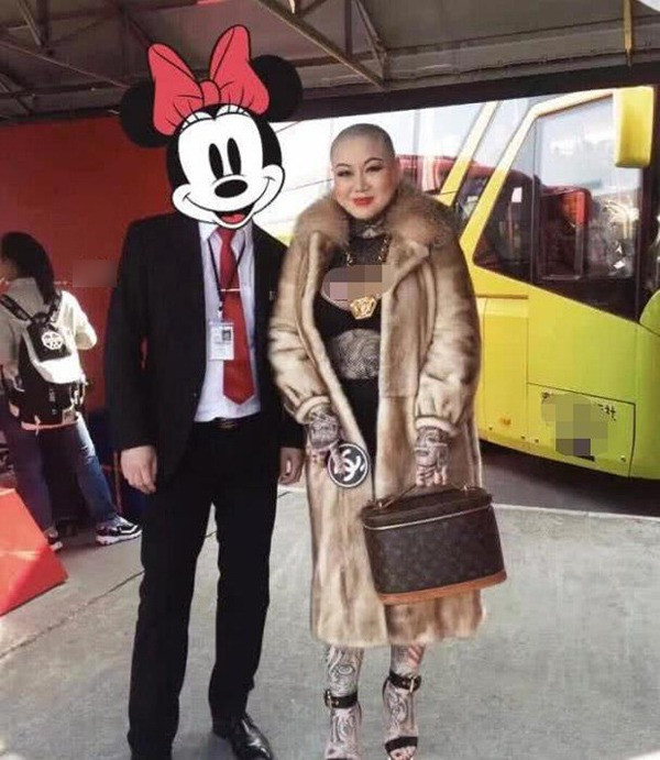 Nu dai gia tuyen chong tang xe Bentley nhung nhin ngoai hinh ma e de