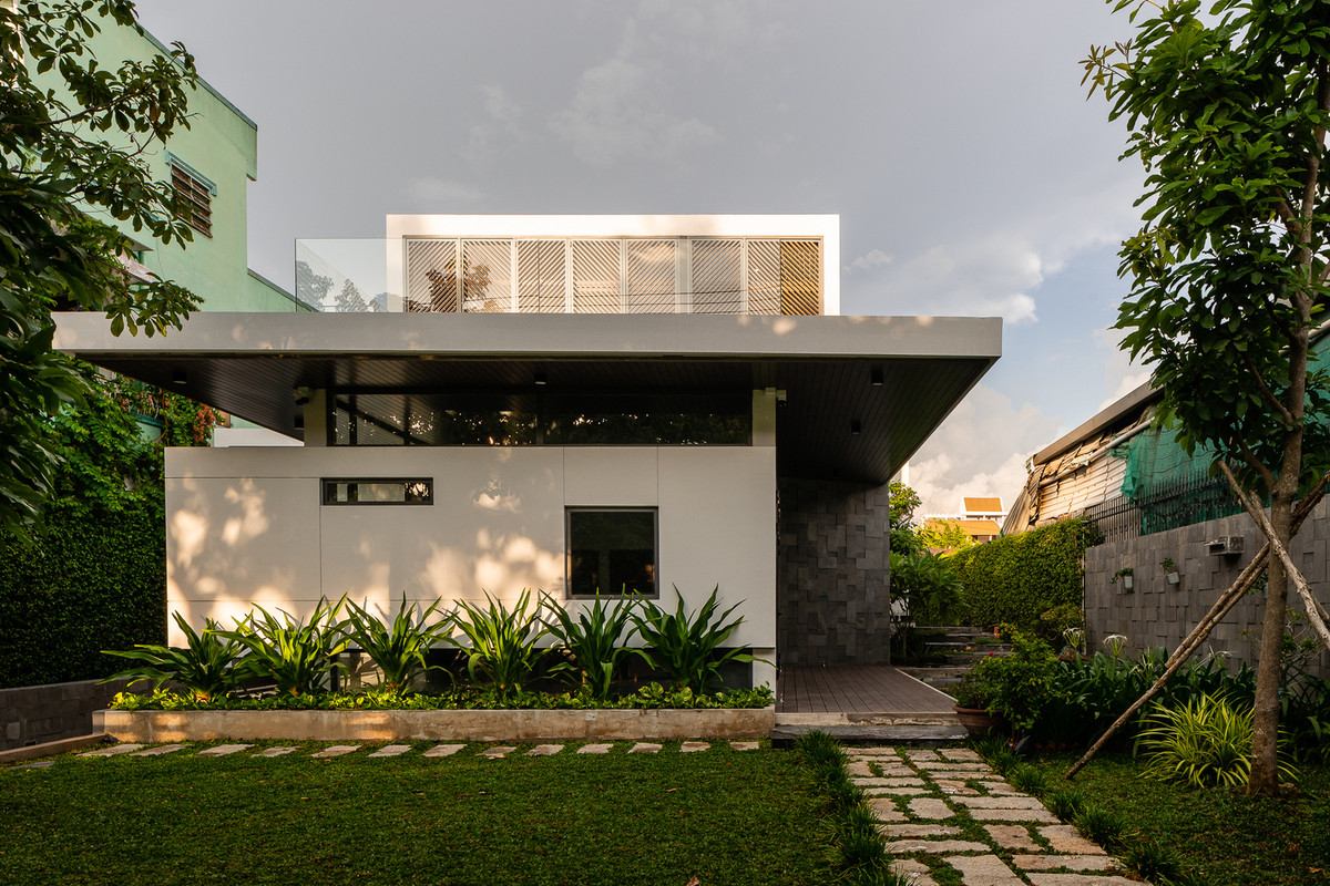 Mặt bằng mở rộng về nhiều hướng giúp ánh sáng và gió tự nhiên đi qua tất cả các phòng và tạo ra một số tiểu cảnh như sân vườn, hồ bơi phục vụ các không gian chung và độc lập.