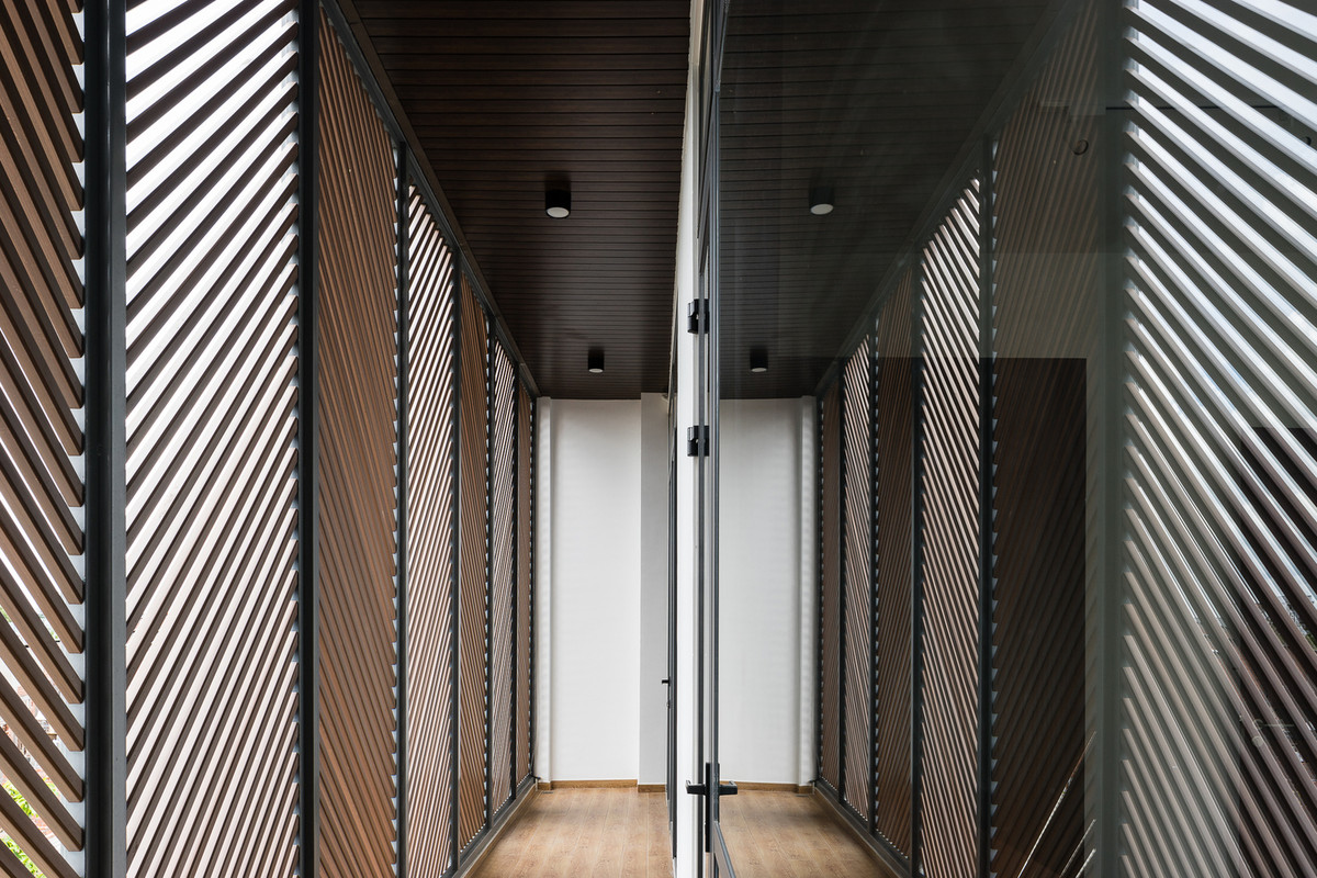 Mái hiên lớn và cửa thông gió bằng gỗ giúp hạn chế ánh nắng trong khi chúng ta vẫn có thể mở cửa kính giúp tăng tối đa sự tương tác giữa thế giới bên trong và bên ngoài.