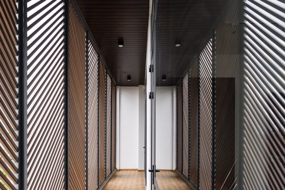 Mái hiên lớn và cửa thông gió bằng gỗ giúp hạn chế ánh nắng trong khi chúng ta vẫn có thể mở cửa kính giúp tăng tối đa sự tương tác giữa thế giới bên trong và bên ngoài.