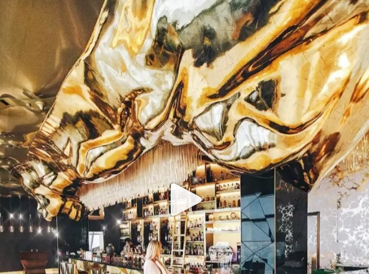 Burj Khalifa là một trong những khách sạn sang trọng nhất thế giới. Khách sạn sử dụng tới 8.000m2 vàng lá 22 carat để trang trí.