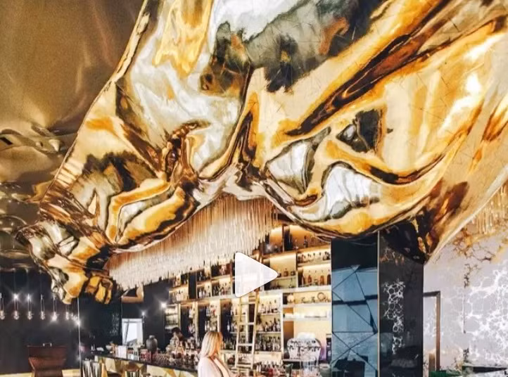 Burj Khalifa là một trong những khách sạn sang trọng nhất thế giới. Khách sạn sử dụng tới 8.000m2 vàng lá 22 carat để trang trí.