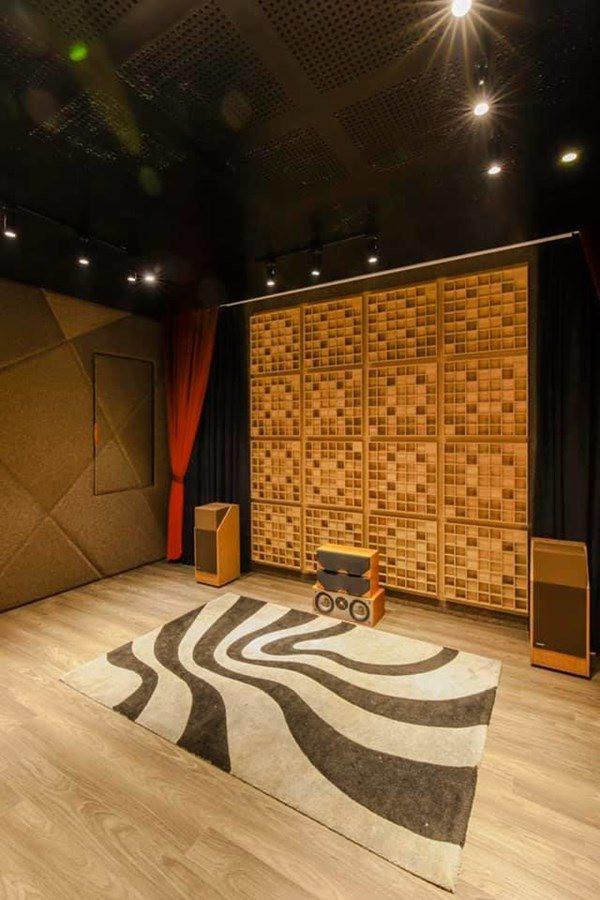 Tại đây, cựu thành viên The Men có thể vừa xem phim, thu âm, tập hát, nghe nhạc với chất lượng cao...