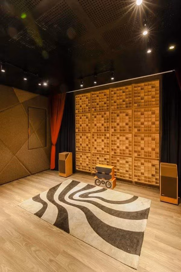 Tại đây, cựu thành viên The Men có thể vừa xem phim, thu âm, tập hát, nghe nhạc với chất lượng cao...