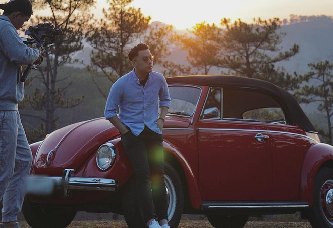 Đông Khuê chơi thân với bạn trai ca sĩ Hương Giang - Matt Liu, doanh nhân Quốc Cường (Cường Đô La), đặc biệt là ở thú chơi xe.