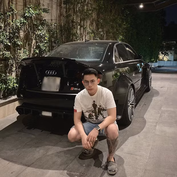  Đông Khuê đang đi chiếc Audi A4 có giá khoảng 1,5 tỷ đồng.