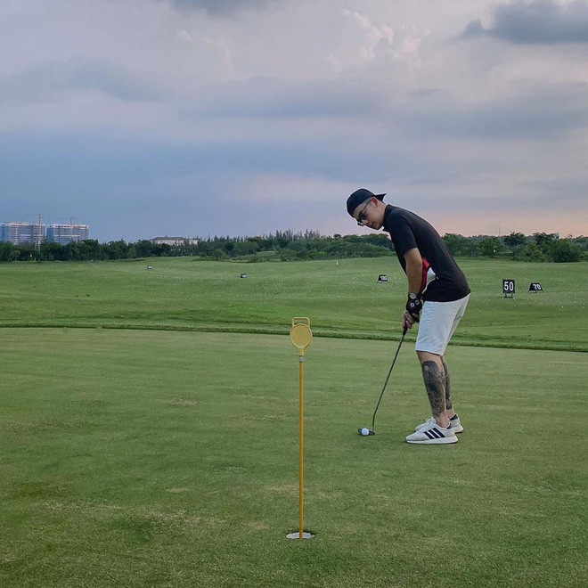 Bên cạnh đó, Đông Khuê còn có thú vui xa xỉ là sưu tập xe mô hình, chơi golf và chơi đàn. Nguồn ảnh: FBNV
