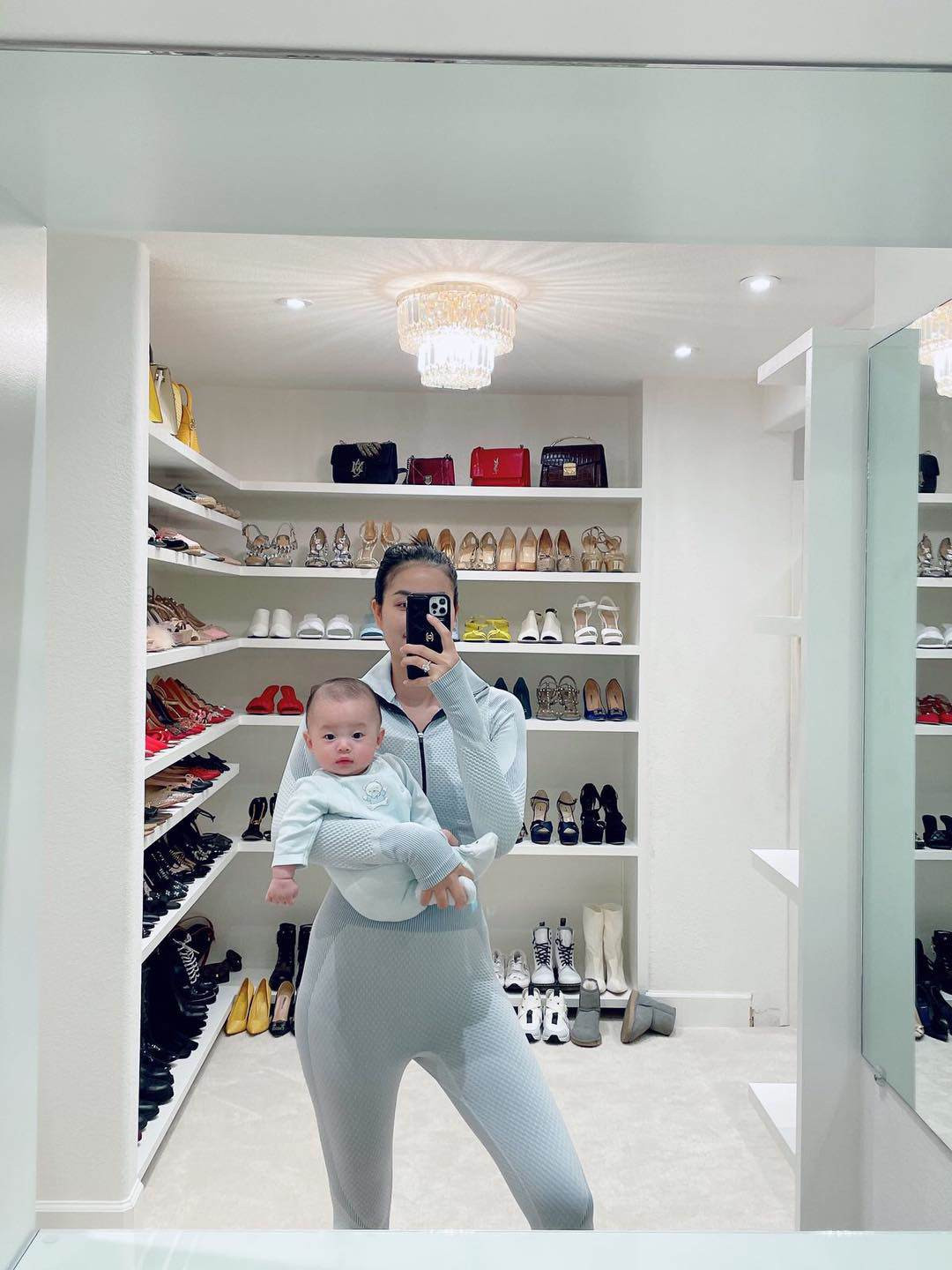 Mới đây, trên trang cá nhân, Hoa hậu Phạm Hương khiến dân tình chú ý khi bế con trai cưng đứng giữa góc phòng để đồ hiệu.