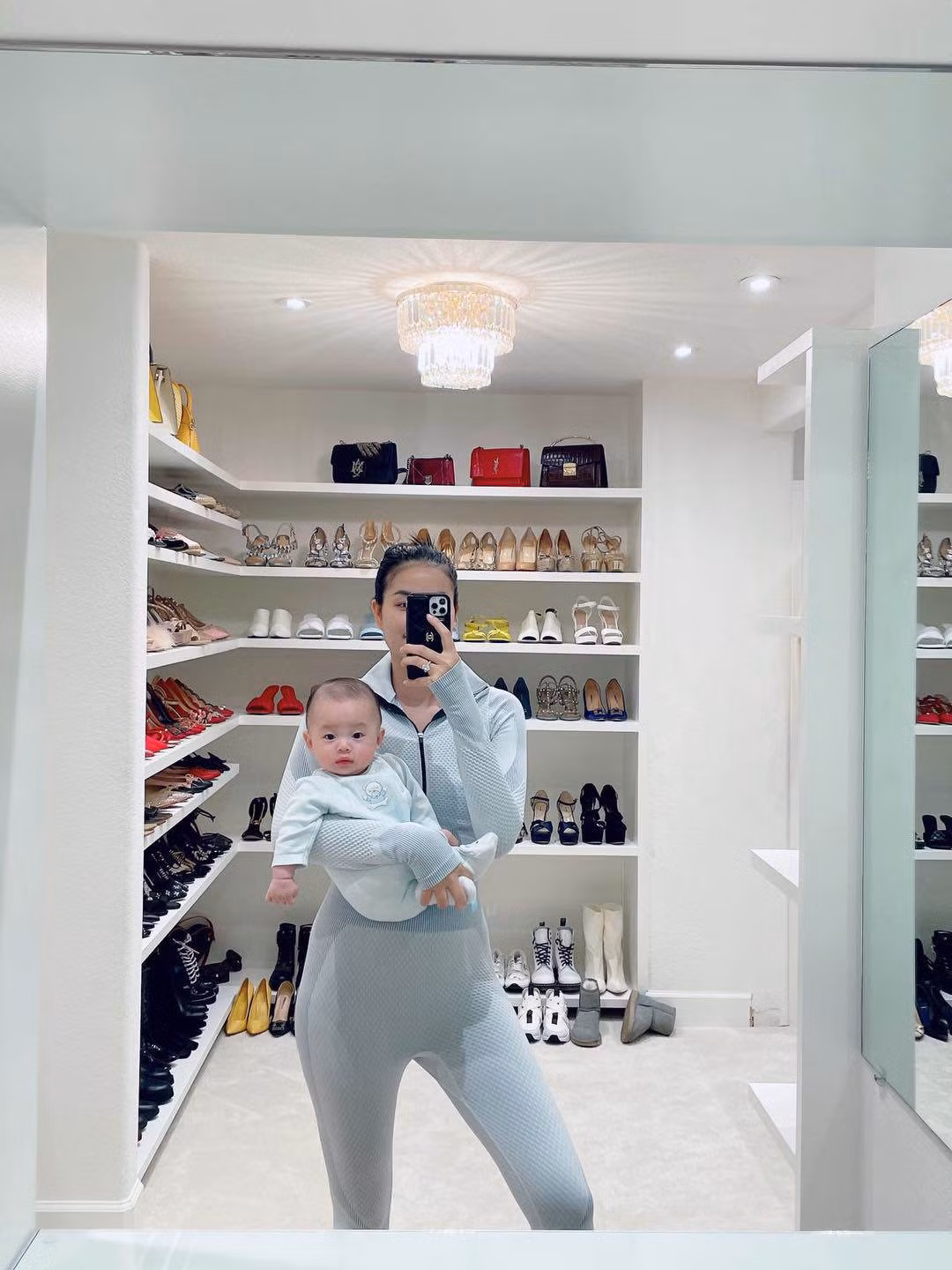 Mới đây, trên trang cá nhân, Hoa hậu Phạm Hương khiến dân tình chú ý khi bế con trai cưng đứng giữa góc phòng để đồ hiệu.