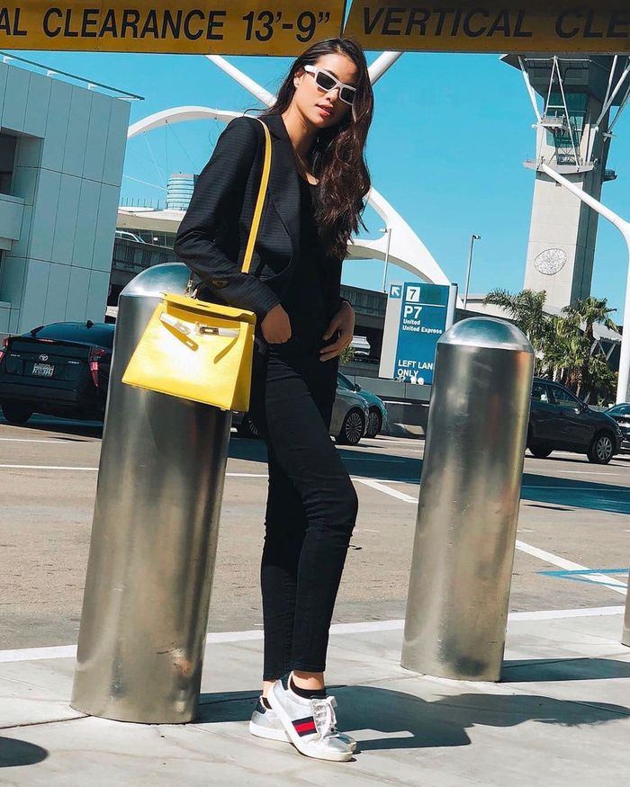 Túi xách màu vàng nổi bật của người đẹp Hải Phòng có giá tới 500 triệu đồng.