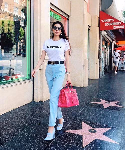 Không quá lời khi nói, Phạm Hương là một "tay chơi hàng hiệu thứ thiệt". Riêng túi xách, Hermers được xem như thương hiệu "ruột" của Phạm Hương.