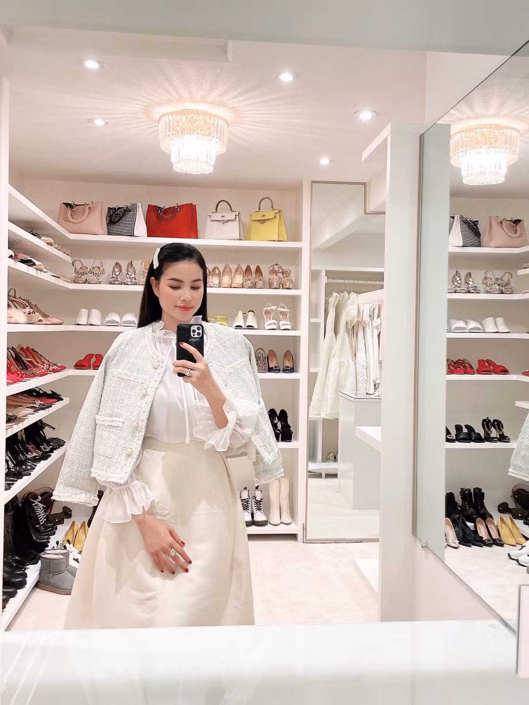 Qua đây, người hâm mộ nhận ra từng thiết kế mà Phạm Hương sở hữu đều thuộc các thương hiệu nổi tiếng.