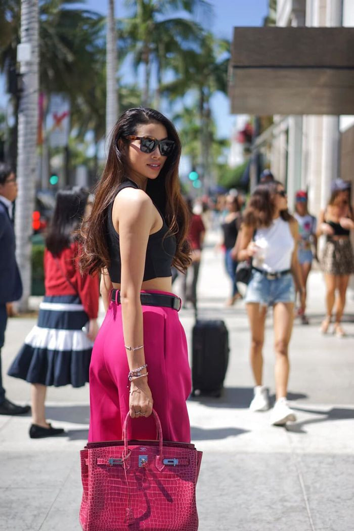 Để sở hữu mẫu túi xách màu đỏ nổi bật này, Phạm Hương phải chi tới 1,5 tỷ đồng.