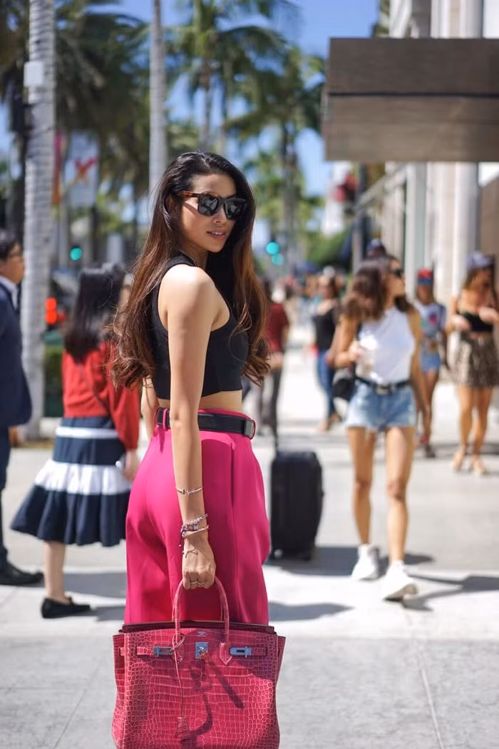 Để sở hữu mẫu túi xách màu đỏ nổi bật này, Phạm Hương phải chi tới 1,5 tỷ đồng.