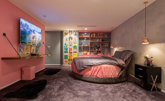Trong phòng ngủ, cô kê chiếc giường hình tròn nữ tính và một chiếc kệ để lưu giữ những kỉ vật yêu thích của mình.
