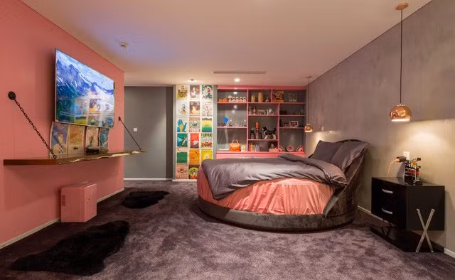 Trong phòng ngủ, cô kê chiếc giường hình tròn nữ tính và một chiếc kệ để lưu giữ những kỉ vật yêu thích của mình.