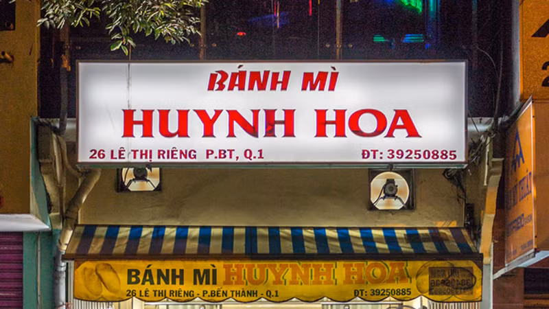 Tiệm bánh mì Huỳnh Hoa ra đời vào năm 1989, nổi tiếng nhất nhì Sài Gòn. Ảnh: Banhmihuynhhoa