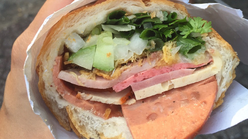 Bánh mì ở đây rất đầy đặn với phần nhân đa dạng như chả lụa, chả bò, thịt nguội, chà bông, xá xíu, patê, hành phi, dưa leo, đồ chua...Ảnh: Banhmihuynhhoa