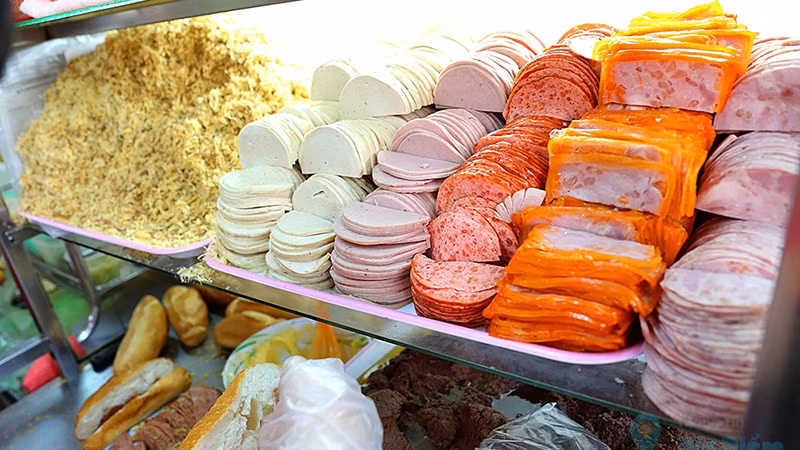 Đáng chú ý, tiệm bánh mì Huỳnh Hoa từng được tờ báo Hong Kong South China Morning giới thiệu với lời khen khi đến đây như lạc vào thiên đường ẩm thực của Việt Nam. Ảnh: Banhmihuynhhoa