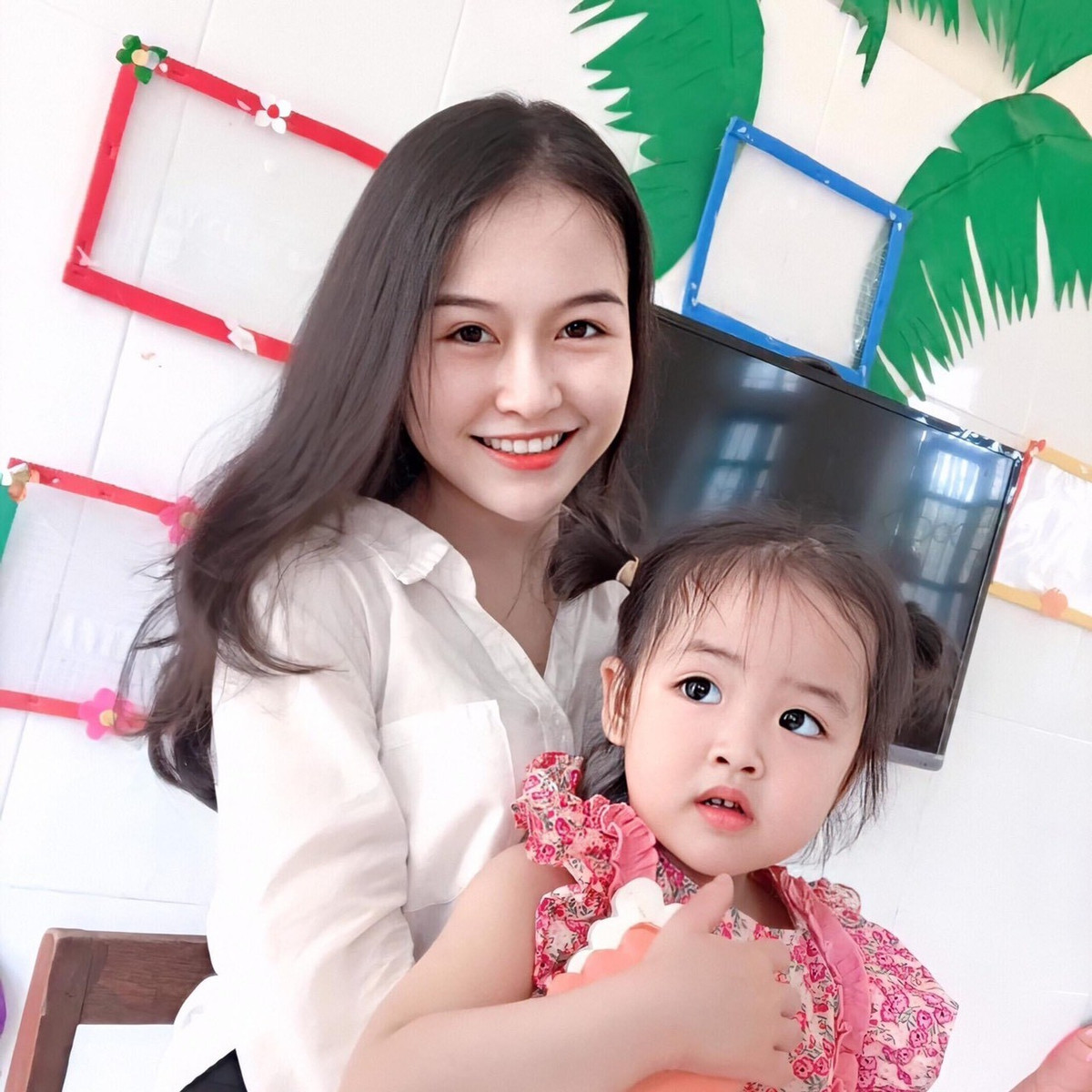 Co giao mam non chup anh voi tre nhan duoc “mua loi khen”-Hinh-2