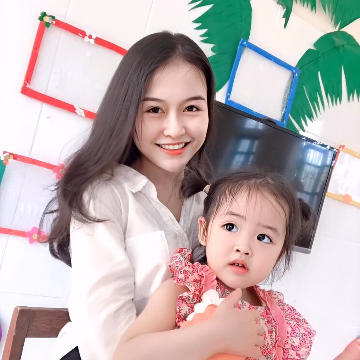 Co giao mam non chup anh voi tre nhan duoc “mua loi khen”-Hinh-2