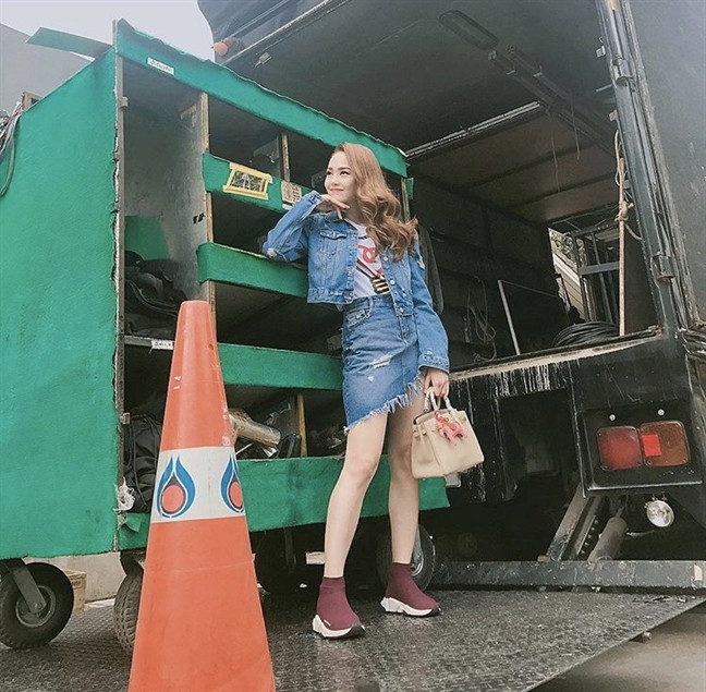 Minh Hằng cũng không phải dạng vừa khi ra đường cũng đầy hàng hiệu trên người. Túi Hermes được niêm yết giá khoảng 520 triệu đồng. Ảnh: FBNV