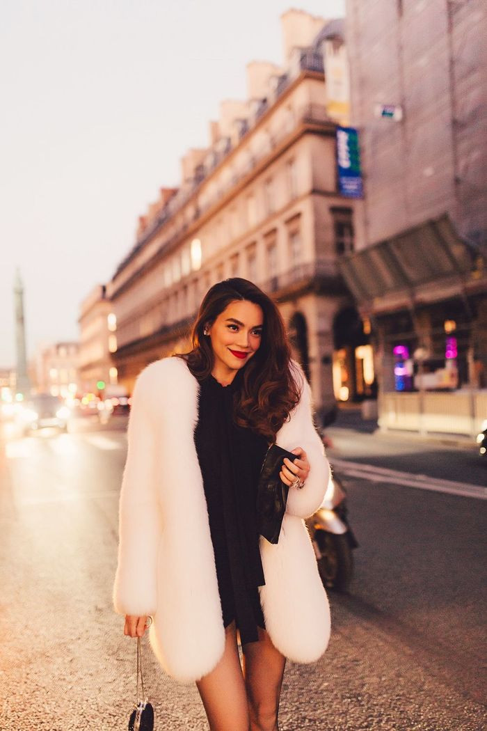 Mới đây, Hồ Ngọc Hà diện nguyên cây hàng hiệu từ trên xuống dưới gồm quần áo, boots, kính mắt và túi xách. Set đồ gồm áo khoác jacket và quần short khoảng hơn 150 triệu đồng, boots là 36,2 triệu đồng, túi khoảng 50 triệu đồng và kính mắt là 12,5 triệu đồng. Ảnh: FBNV