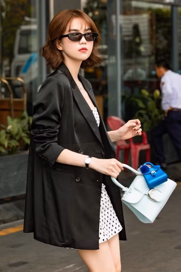 Lần xuống phố khác, Ngọc Trinh diện cặp túi Brilliant xanh pastel và xanh đậm của nhà mốt Bỉ trị giá khoảng 6.000 USD (150 triệu đồng). Ảnh: FB Ngọc Trinh