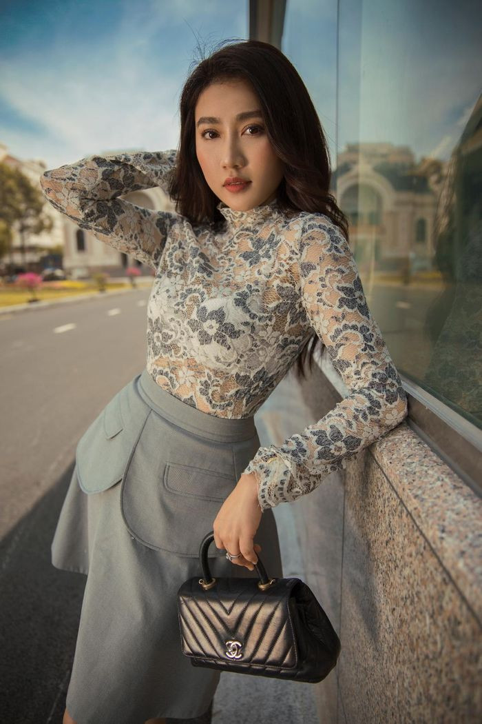 Túi Chanel gần 100 triệu đồng, có giá trị bằng nhiều tháng lương của một người bình thường. Ảnh: FB Huỳnh Hồng Loan