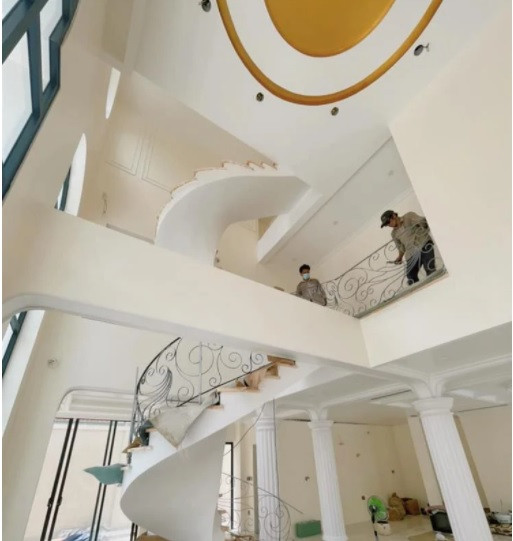 Mới đây, Lệ Quyên hào hững đăng tải hình ảnh căn biệt thự mới ở Sài Gòn đang ở những bước cuối cùng.