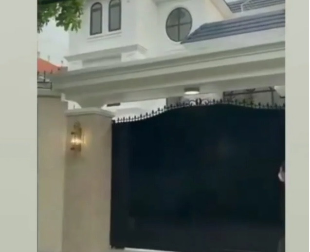 Cánh cổng thép vững chãi đủ thấy biệt thự của Lệ Quyên khang trang đến mức nào.