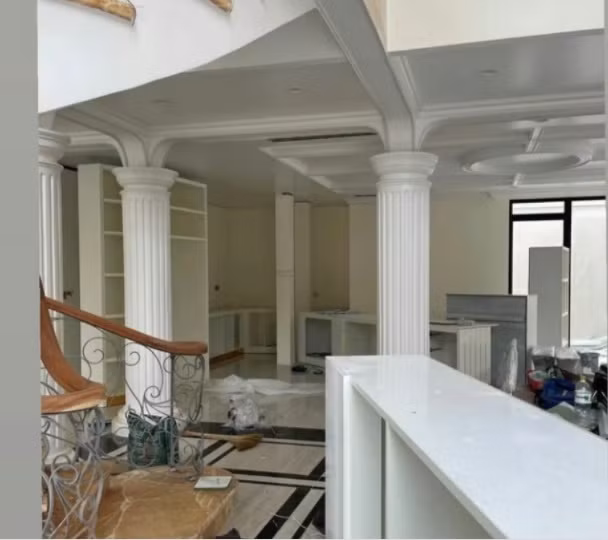 Có thể thấy, biệt thự mới của Lệ Quyên có tone màu trắng chủ đạo, có thiết kế khá nhiều cửa sổ tạo không gian sống thoáng mát.