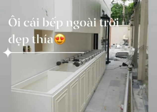 Lệ Quyên còn đầu tư cả bếp nấu ăn ngoài trời, mọi thứ đều rất sang trọng.