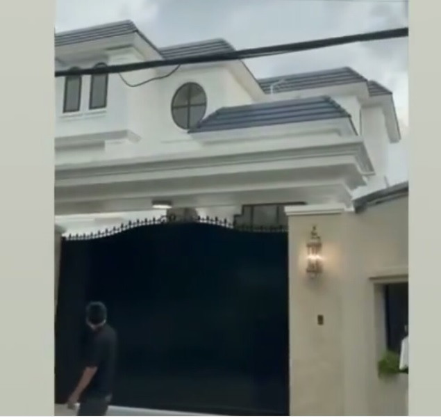 Ca sĩ Lệ Quyên tỏ vẻ tiếc nuối vì nếu không vướng dịch làm chậm tiến độ thì giờ đây cô đã dọn về tổ ấm mới.