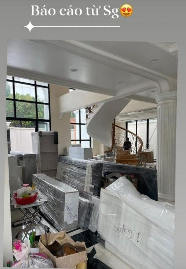 Căn biệt thự với rất nhiều đồ nội thất sang chảnh nằm ngổn ngang, chật kín cả lối đi.