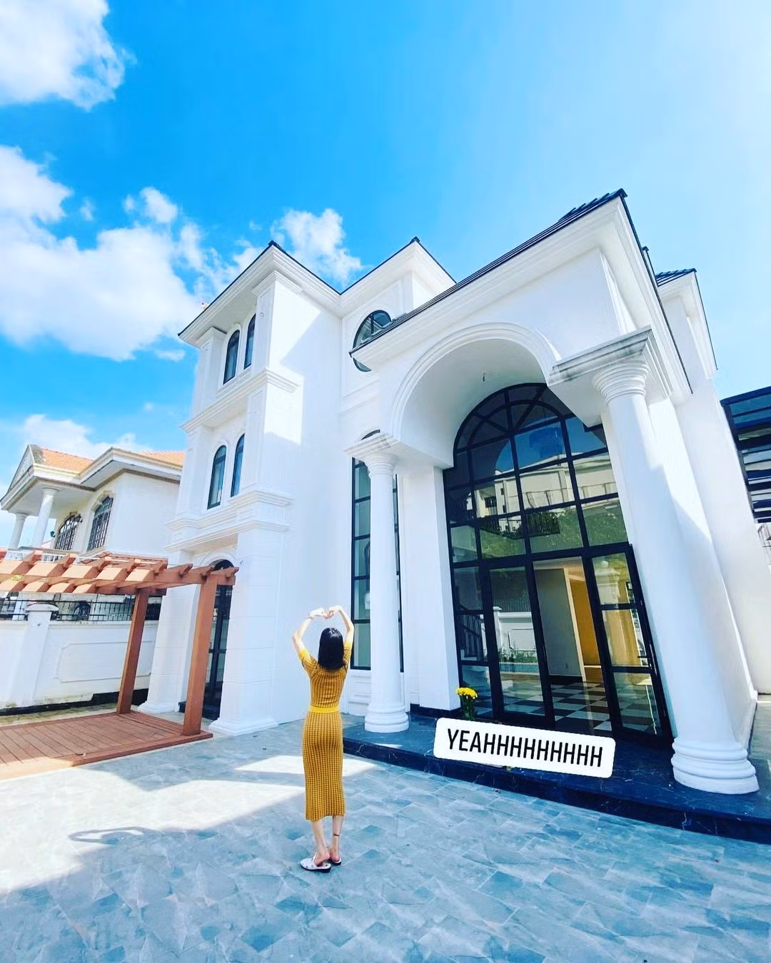 Trước đó, trong một story, bức ảnh chụp vội của Lệ Quyên cho thấy biệt thự của cô mang phong cách châu Âu với 2 cột trụ thanh lịch ở tiền sảnh.