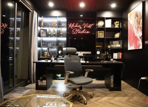 Trong nhà, Khắc Việt thiết kế một studio riêng. Ảnh: FBNV