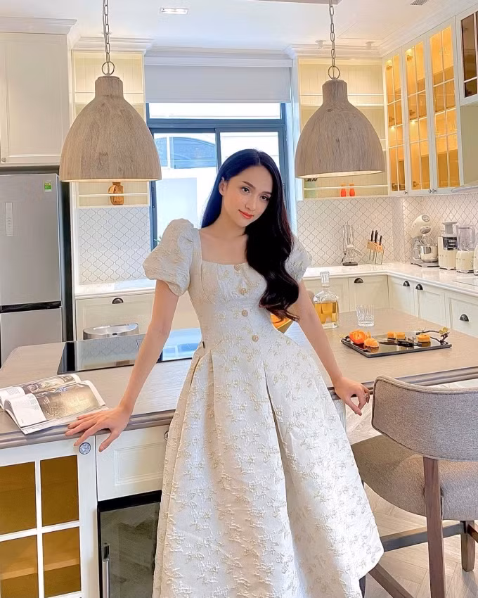 Khu bếp gọn gàng với các thiết bị tân tiến. Ảnh: Ngoisao